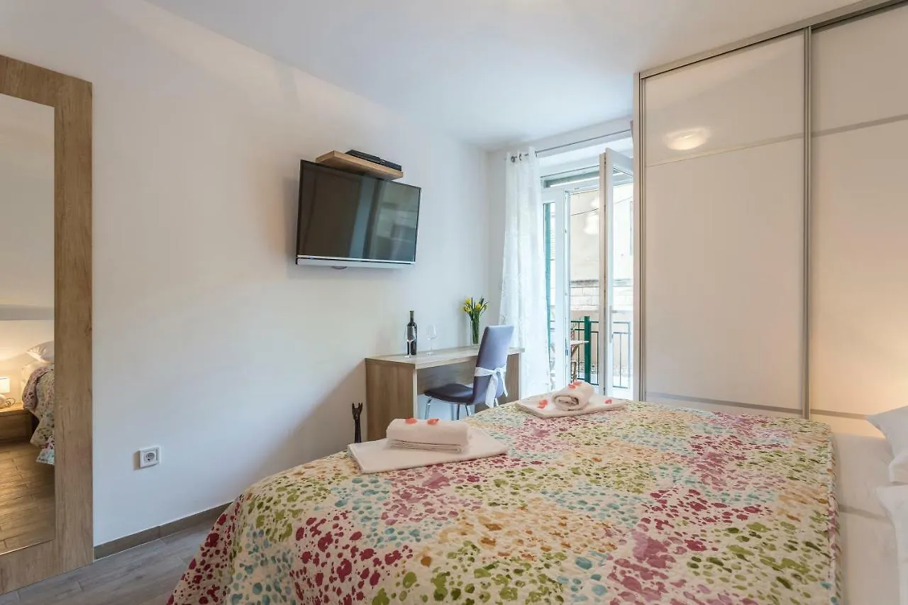 Maggy & Anna Apartment Split